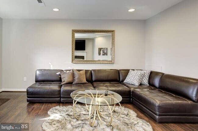 Building Photo - 45084 University Dr