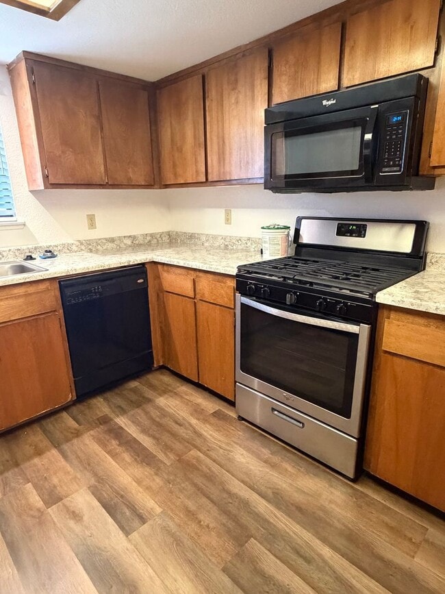 Building Photo - 3 bedroom Townhouse in East Redding