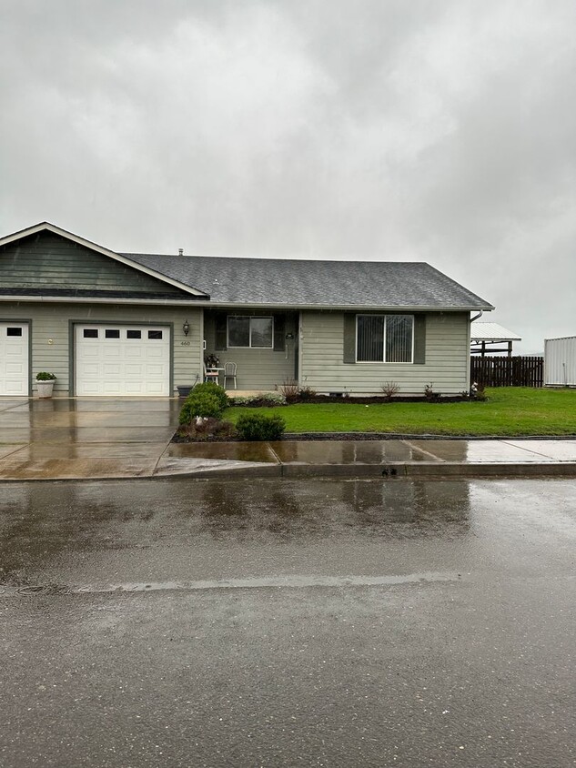 Foto principal - 2 Bed 1 Bath Duplex with garage in Sutherlin