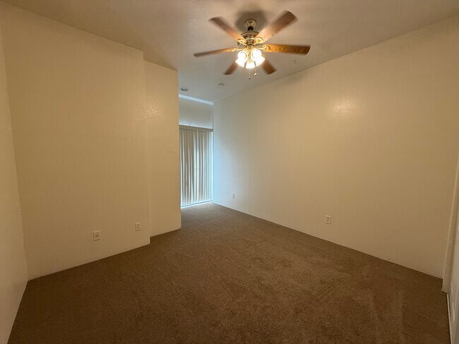 Foto del edificio - 1320 E Adams St