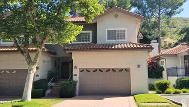 Building Photo - 3075 E Hillcrest Dr