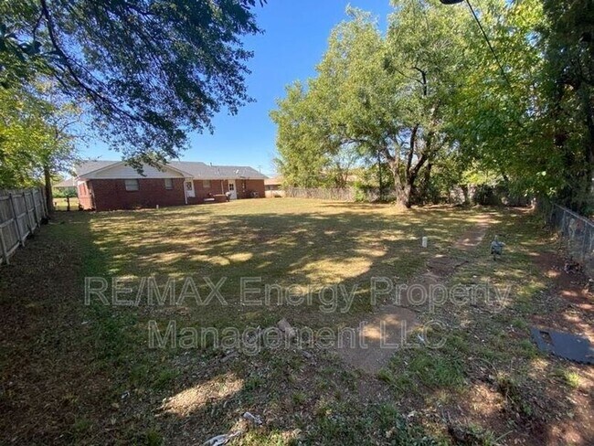 Building Photo - 6300 N Wildewood Dr