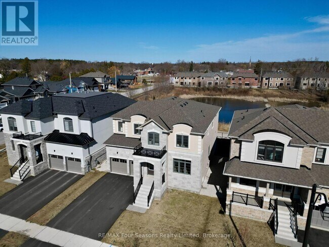Building Photo - 211 Stayner St