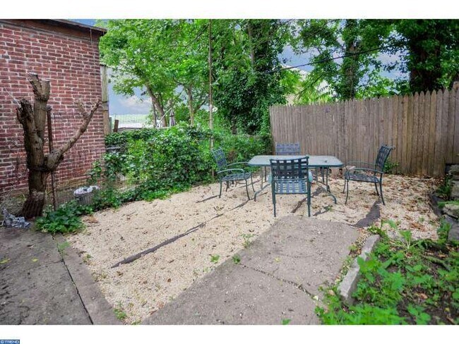 Private backyard area with garden space. - 3651 Calumet St