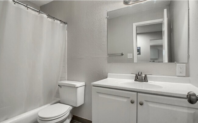 Building Photo - 560 Dayton St