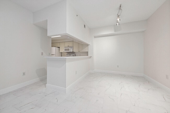 Building Photo - 3021 Alcazar Pl