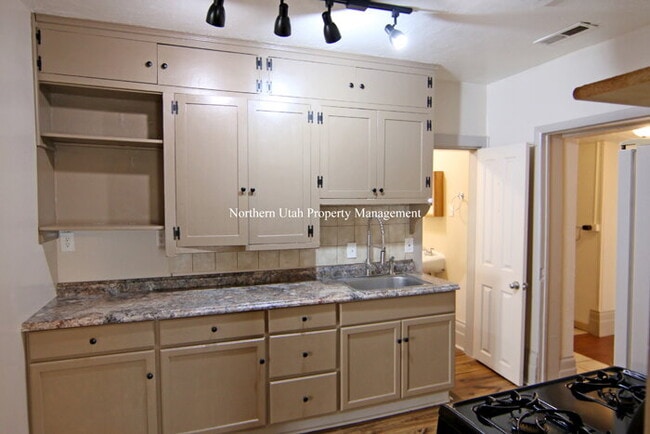 Building Photo - Updated 3 Bed 1 Bath with HVAC