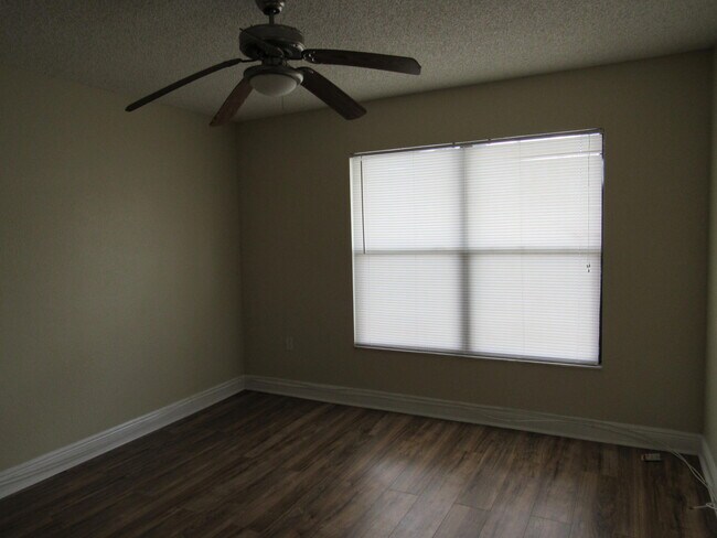 Foto del edificio - 1547 Lake Crystal Dr