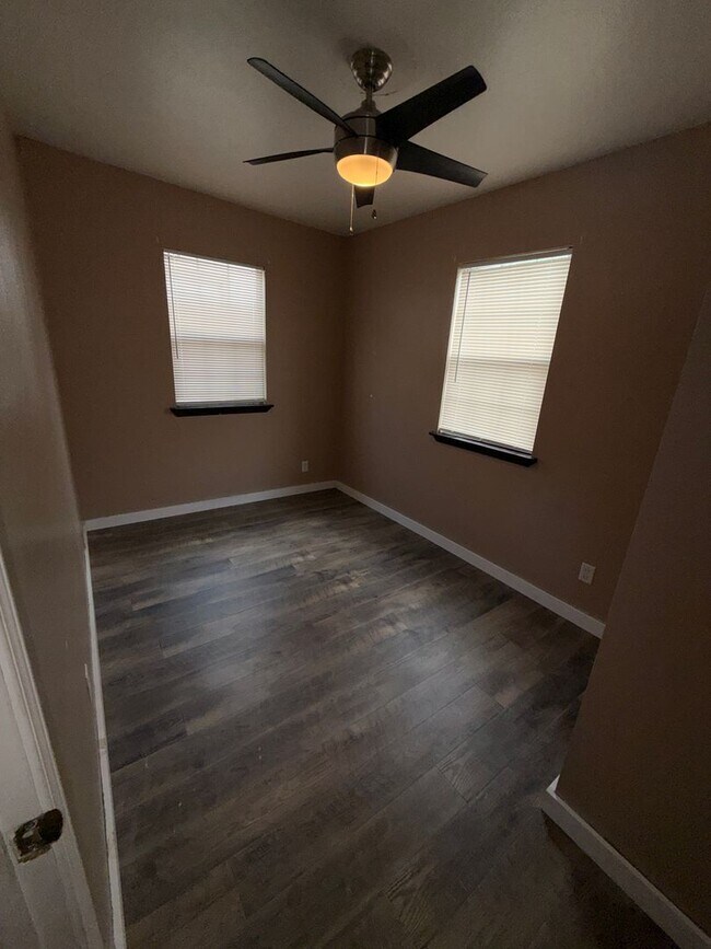 Foto del edificio - Charming 3-bedroom, 1-bath home is conveniently located with quick access to grocery stores, rest...