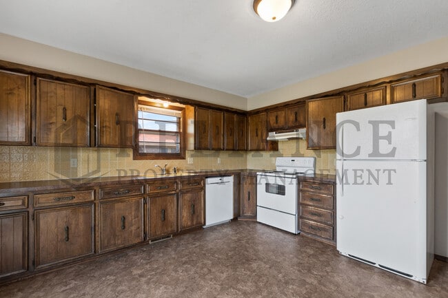 Building Photo - 2241 S White Oak Dr
