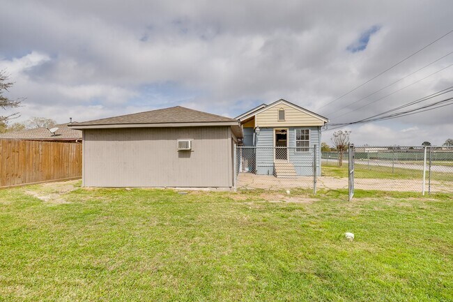 Building Photo - 13034 Emporia St