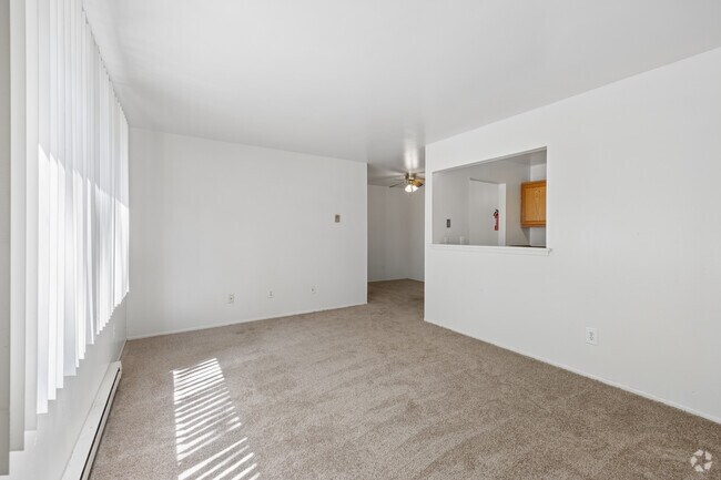 2 habitaciones, 1 baño - 920 pies cuadrados - Sala de estar - Woodcreek Apartments