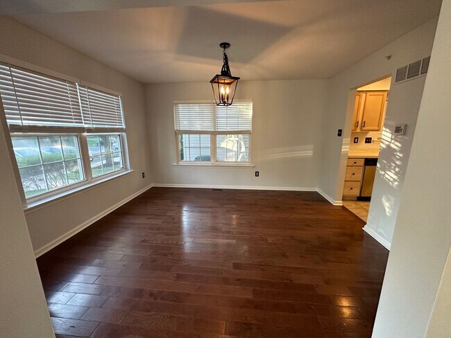 Building Photo - 3 Bedroom Rowhome In A Private Community