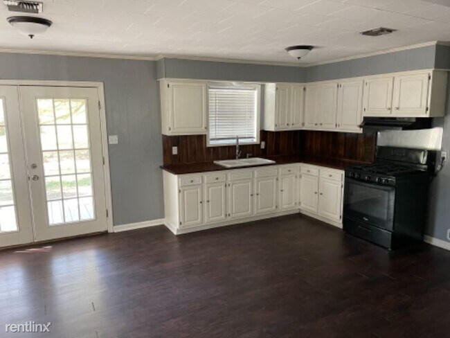 Building Photo - 3 br, 1 bath House - 101 John Breaux Dr