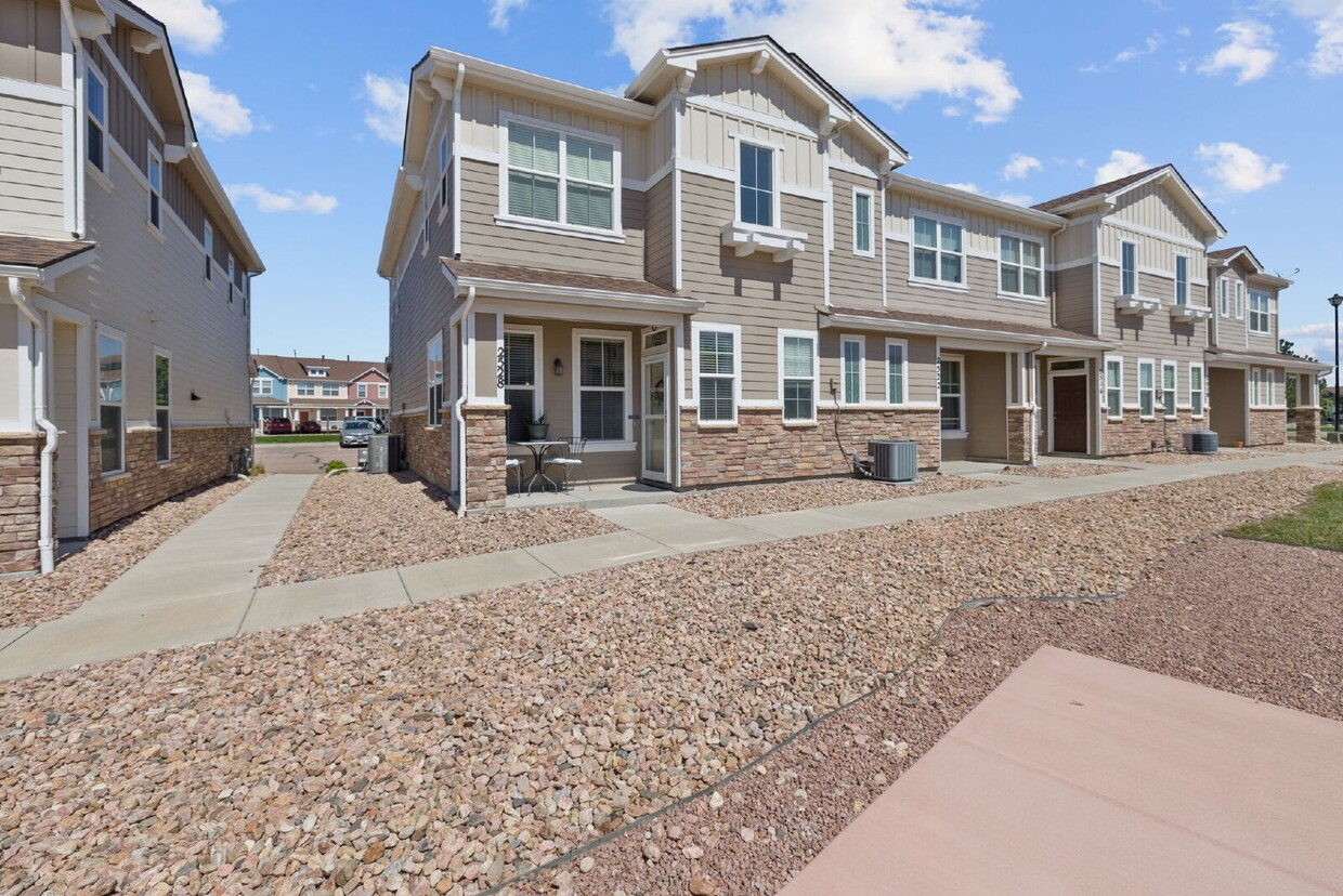Foto principal - This 3 bed 2.5 bath townhome offers a perf...