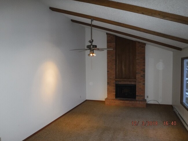 Building Photo - Spacious Home - Quiet Neighborhood!