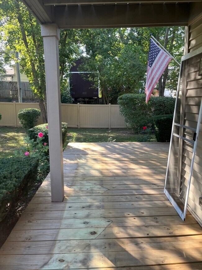 Building Photo - 131 Crestwood Ct