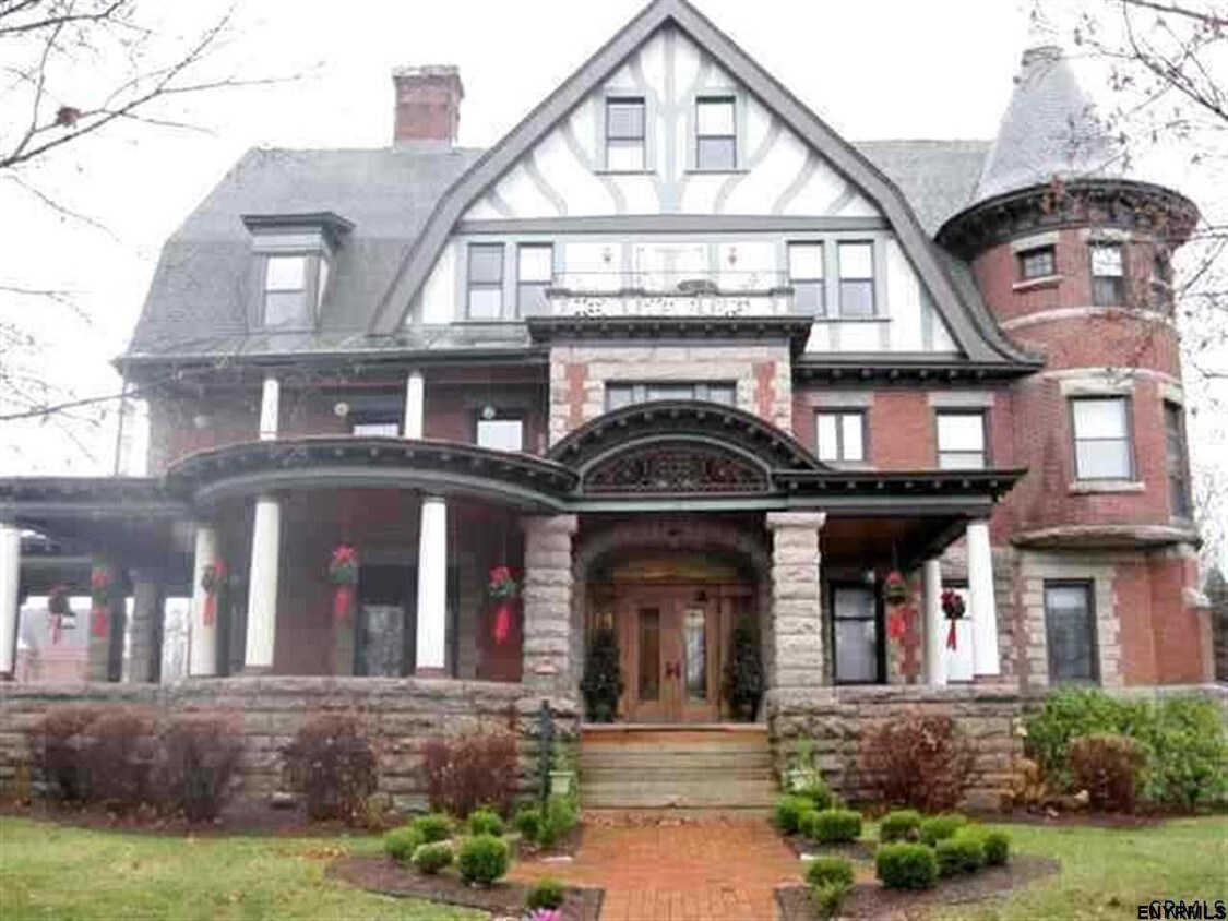 Primary Photo - 56 Union Ave