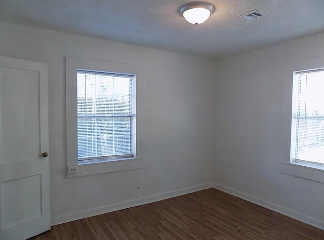 Building Photo - 1611 Lyndle Rd
