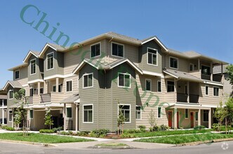 Building Photo - 585 E 14th Ave