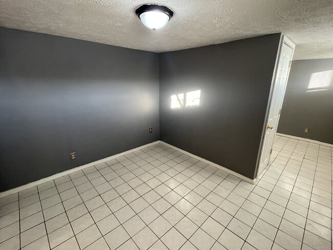 Building Photo - Speedway Studio!