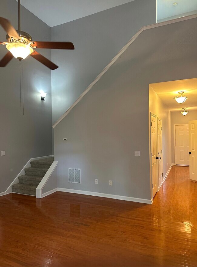 Foto del edificio - 361 Normandy Cir