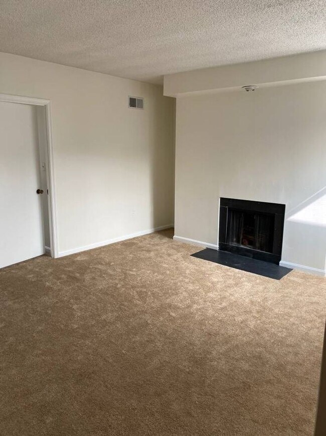Building Photo - Dupont Circle Charmer 2 Bedroom Top Floor Condo with Fireplace