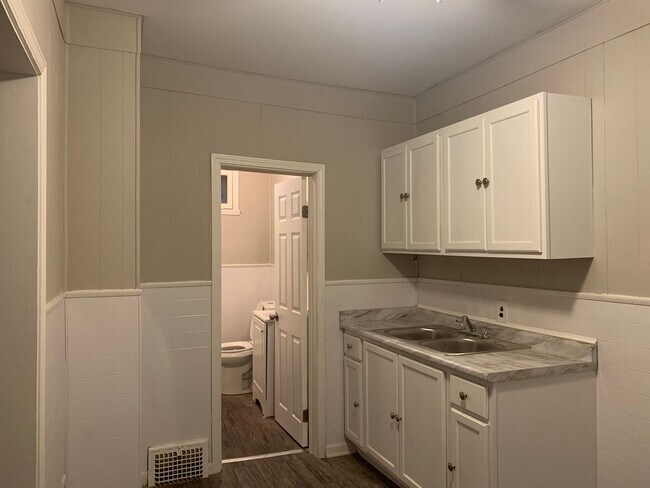 Building Photo - 6210 Bonna Avenue