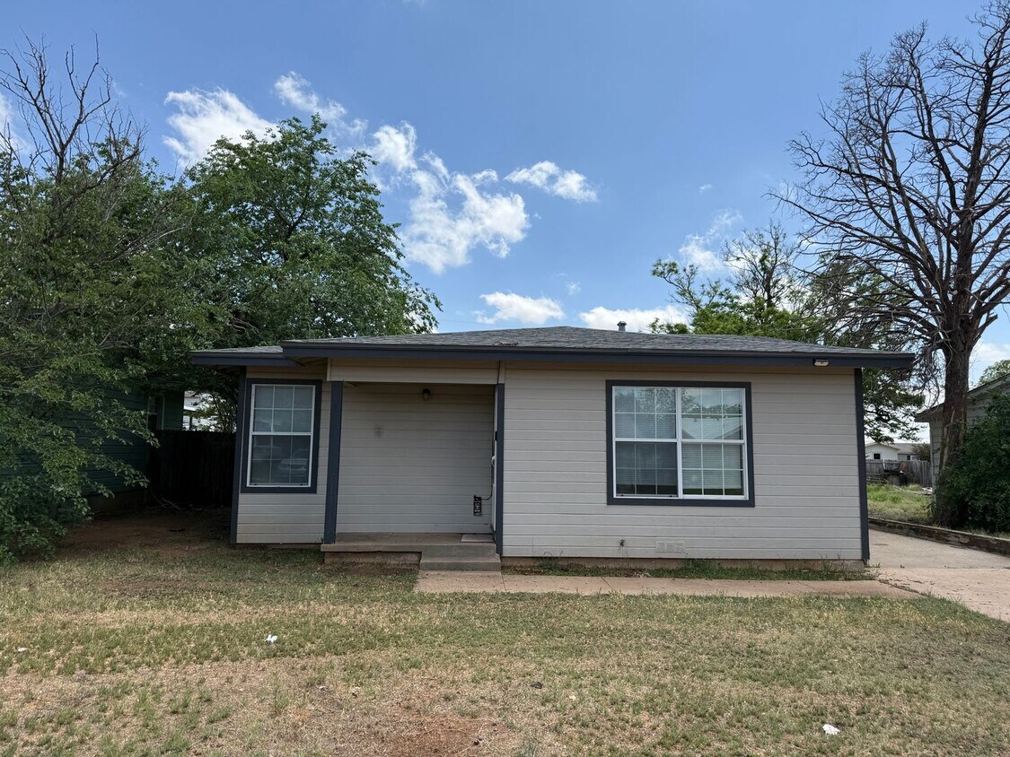 Foto principal - 2 bed 1 bath with fenced in backyard