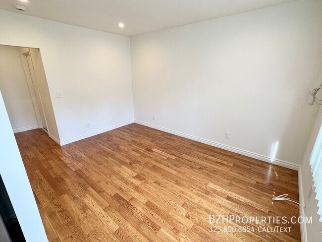 Foto del edificio - Newly Renovated Single In Prime West Holly...