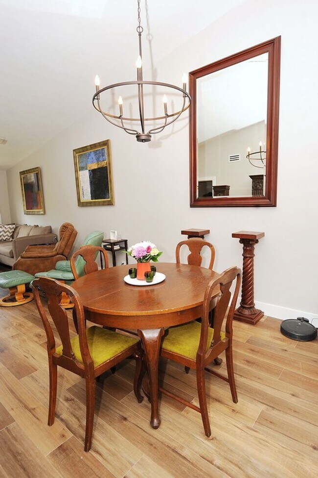 Foto del edificio - Newly Remodeled, Turn-key Furnished 2 Bed ...