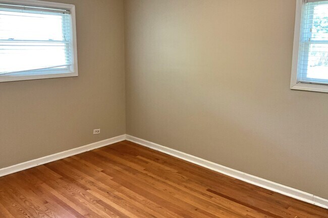 Building Photo - 4N157 7th Ave