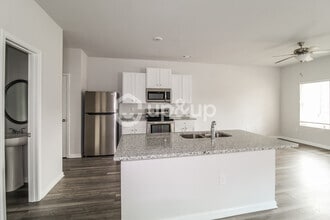 Building Photo - 40 Peach Pl