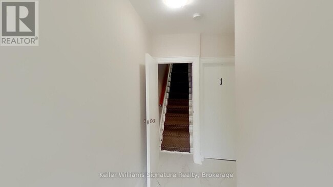 Building Photo - 104-104 Rosslyn Ave N