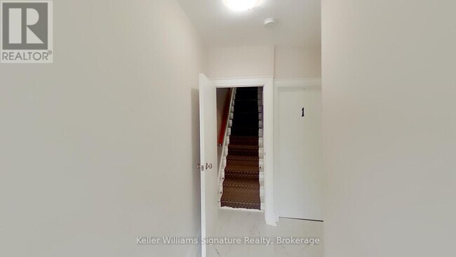 Photo du bâtiment - 104-104 Rosslyn Ave N