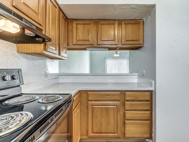 Mansión Oeste - Cocina - 50th Place Apartments