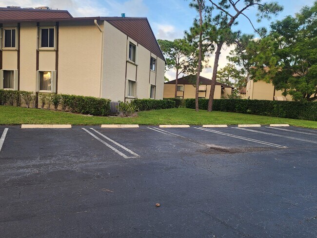 Building Photo - 133 Lake Pine Cir