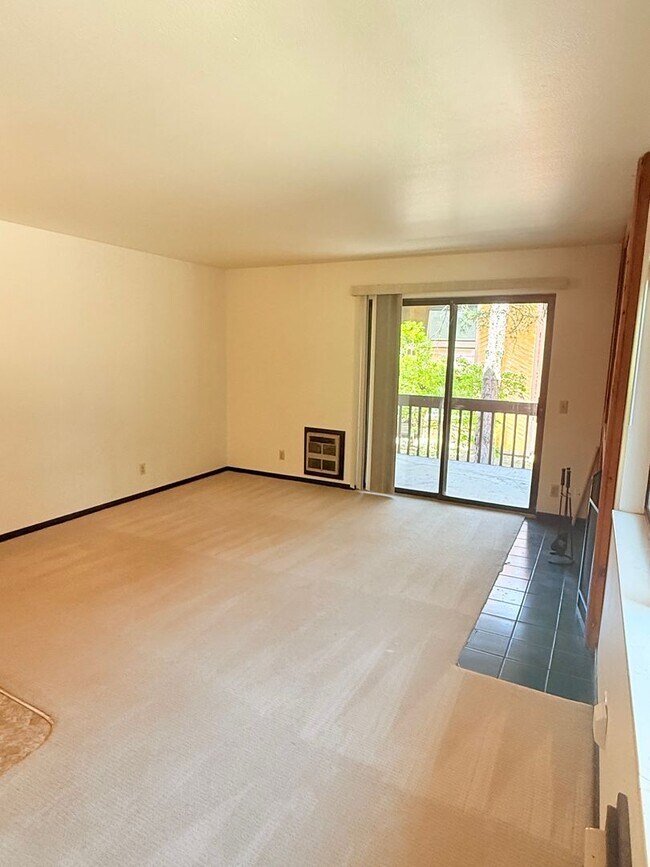 Foto del edificio - Red Pine One bedroom Condo - 12 month leas...