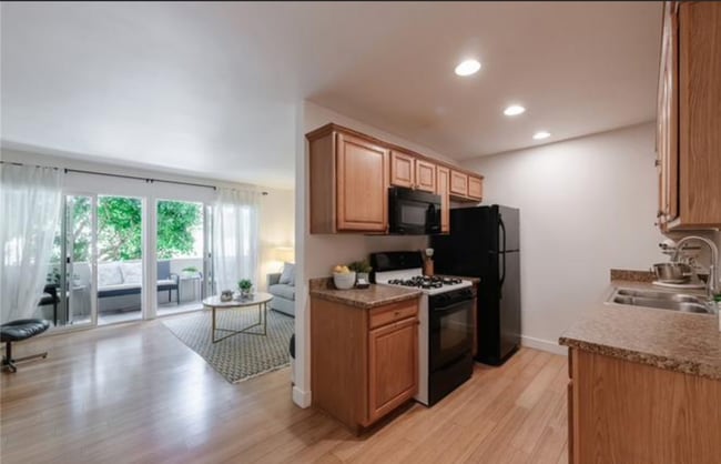 Building Photo - AWESOME 2 BEDROOM 2 BATH UNIT