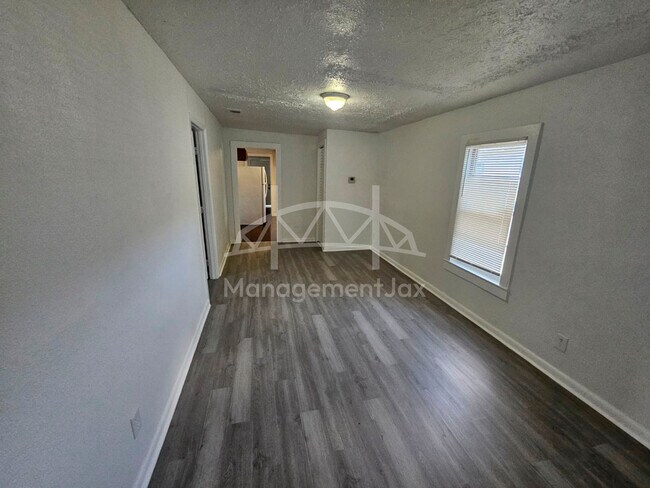 Foto del edificio - 2210 Pullman Ave