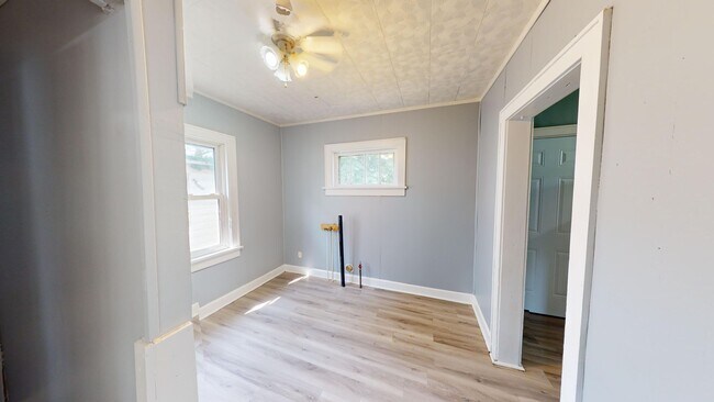 Building Photo - 2 Bedroom w/ large yard, 1st floor laundry