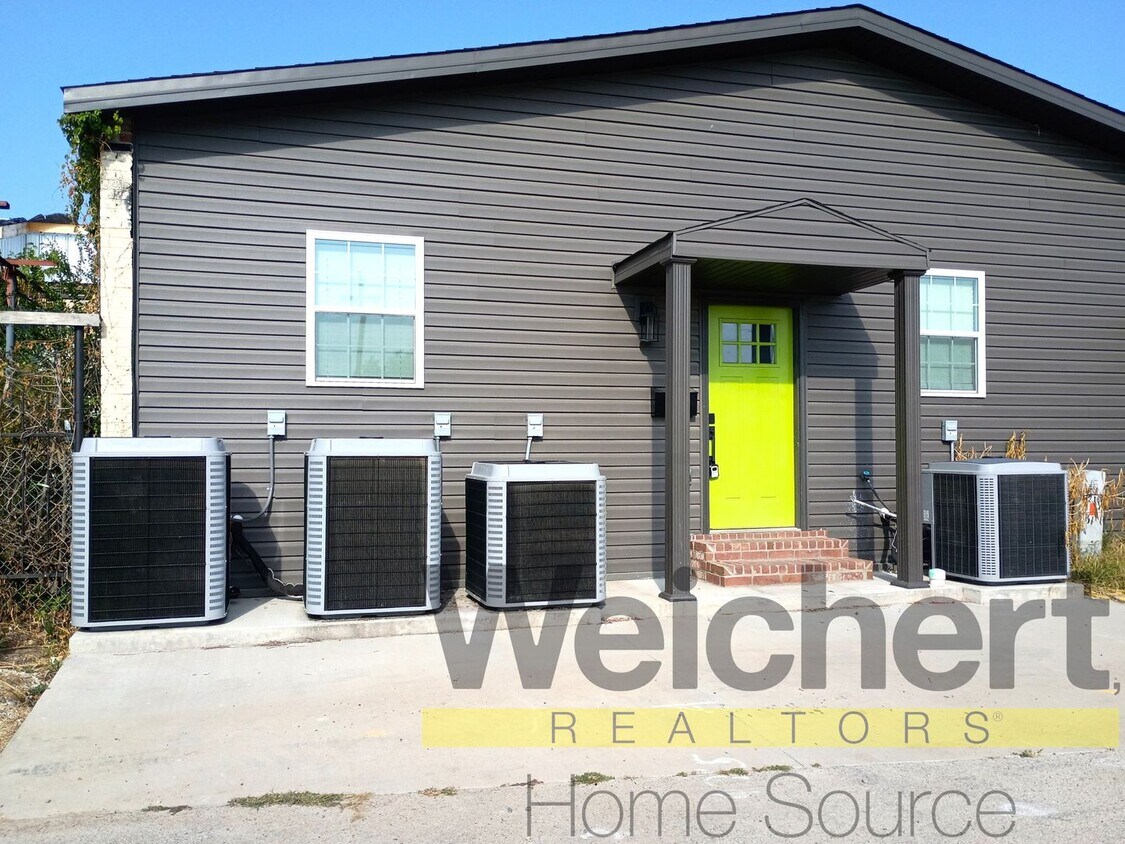 Primary Photo - Stylish Downtown 2-Bedroom with Modern Upd...