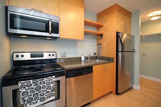 Building Photo - VIEW VIEW VIEW! Spacious Downtown 1 Bed Co...