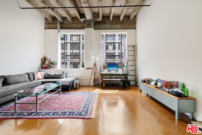 Foto del edificio - 312 W 5th St