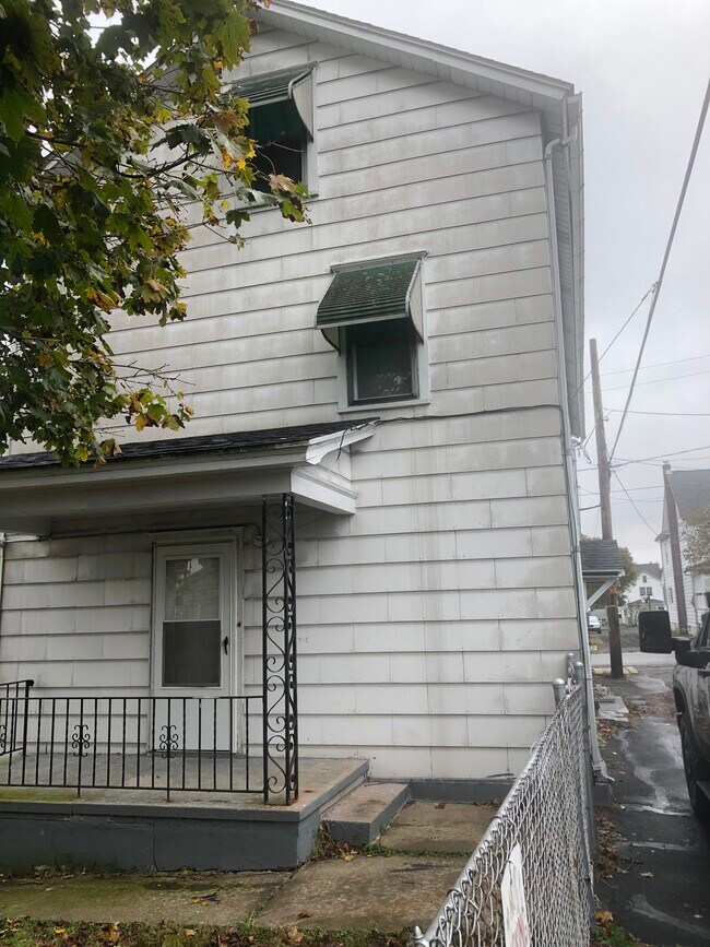 Building Photo - 10 4th St
