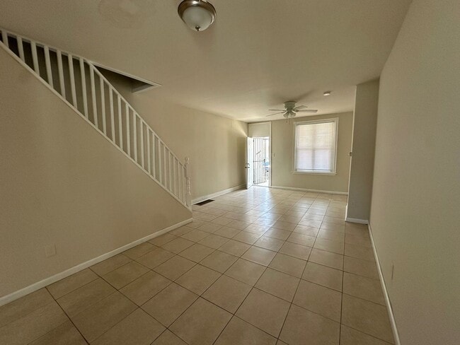 Building Photo - 3 BED 1 BATH HOME FOR RENT