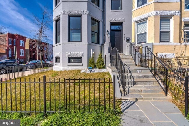 Photo - Stunning End-Rowhouse 4/Bedrooms, 4.5 Bath...