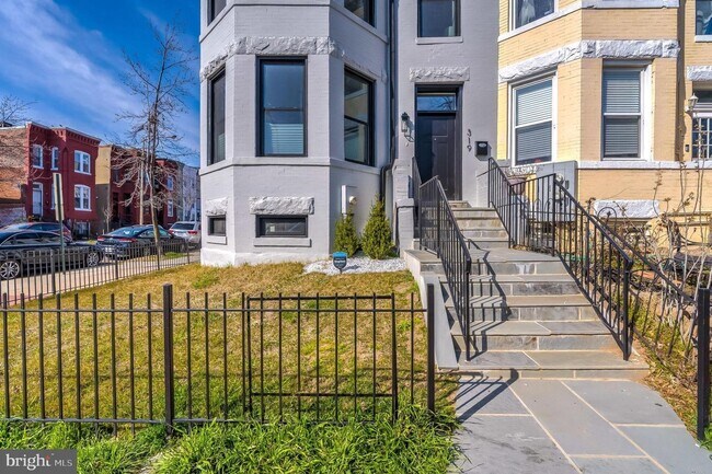 Building Photo - Stunning End-Rowhouse 4/Bedrooms, 4.5 Bath...