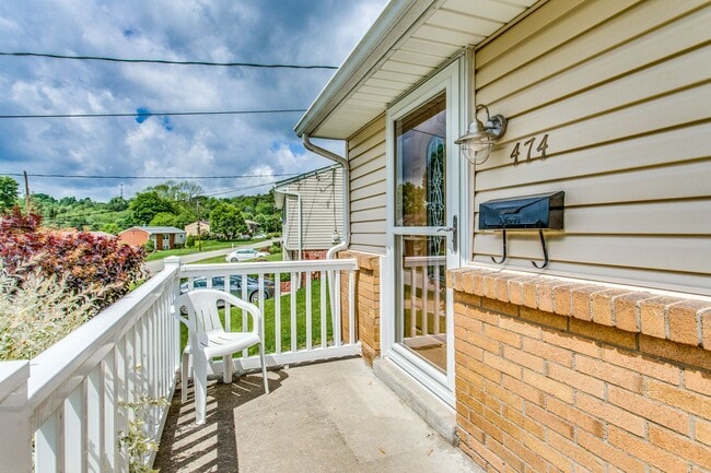 Building Photo - AVAILABLE MID-SEPTEMBER! Gorgeous 3-bedroo...