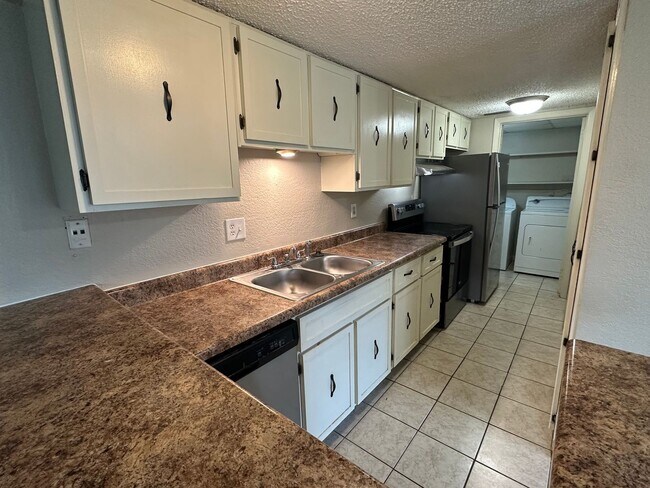 Foto del edificio - 1705 Port Oak Pl